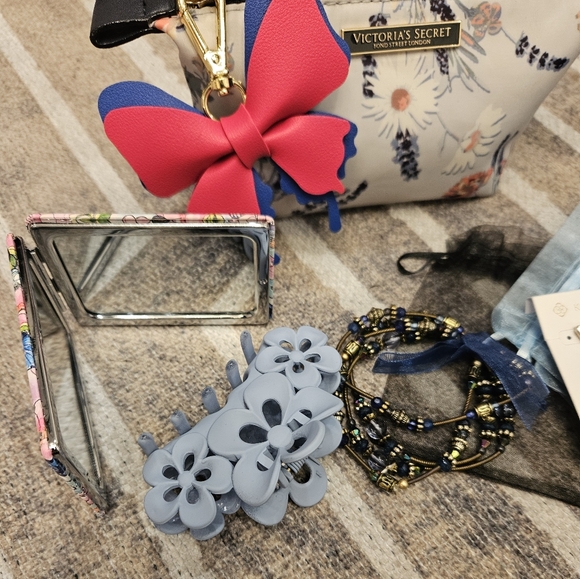 NEW Butterfly & Blues 🦋 Kendra Scott Earrings, VS Cosmetic Pouch + More - Picture 2 of 15